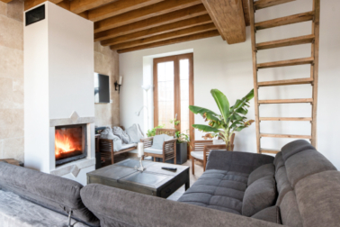 intérieur d'une maison avec salon et grand canapé