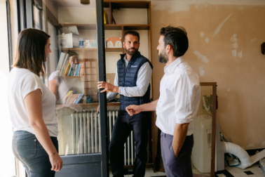 conseiller Dorémi avec un couple de propriétaire dans une maison
