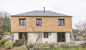 Photo de l'extérieur d'une maison avec bardage en bois