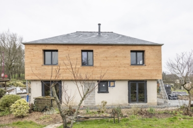 Photo de l'extérieur d'une maison avec bardage en bois